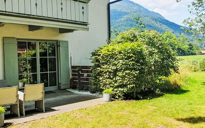 Oberaudorf 300: Verde, Arbusto, Casa, Casa, Jardín, Sombra, Cabaña, Yarda, Césped, Paisajismo