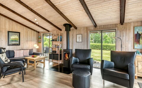 Clea - 250M to the Fjord: Madera, Piso, Suelos De Madera, Diseño De Interiores, Techo, Mueble, Suelo, Sala, Madera Dura, Manchas De Madera
