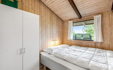Clea - 250M to the Fjord: Madera, Habitación, Cama, Casa, Marco De La Cama, Techo, Lecho, Sábana, Madera Dura, Tablón