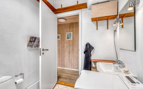 Clea - 250M to the Fjord: Piso, Madera, Suelo, Arreglo De Tubería, Diseño De Interiores, Plomería, Grifo, Lavabo, Baño, Habitación