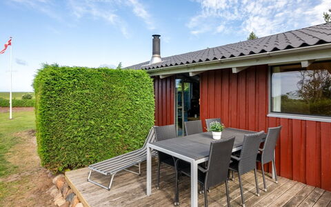 Clea - 250M to the Fjord: Arbusto, Cabaña, El Terreno Del Lote, Techo, Sombra, Vía Muerta, Mueble Para Exteriores, Jardín, Yarda, Edificios Del Jardín