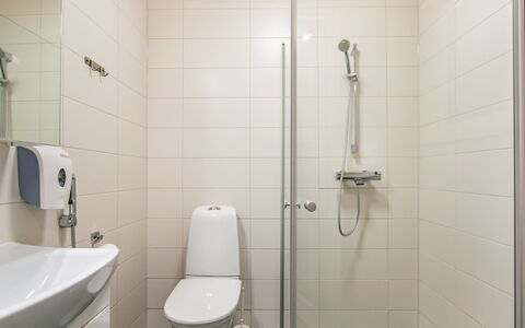 Salavan Tsaari: Asiento Del Baño, Baño, Baño, Arreglo De Tubería, Piso, Pared, Suelo, Diseño De Interiores, Lavabo Del Baño, Lavabo