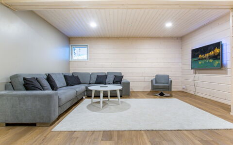 Salavan Tsaari: Piso, Diseño De Interiores, Suelo, Pared, Madera, Suelos De Madera, Techo, Sofá, Sala, Habitación