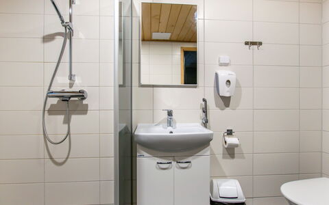 Kuhmoinen 642: Baño, Arreglo De Tubería, Lavabo Del Baño, Piso, Pared, Diseño De Interiores, Lavabo, Suelo, Baño, Grifo