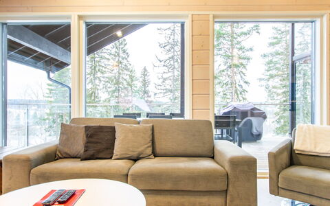 Kuhmoinen 642: Mueble, Diseño De Interiores, Sofá, Piso, Sala, Suelo, Madera, Techo, Habitación, Encendiendo