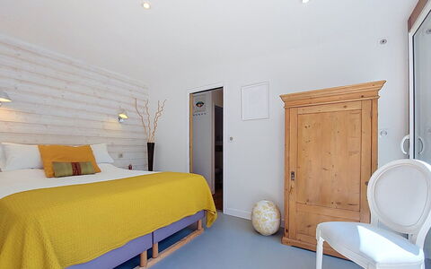 Bois et Lumière: Mueble, Diseño De Interiores, Habitación, Cama, Pared, Piso, Madera, Suelo, Techo, Sábana