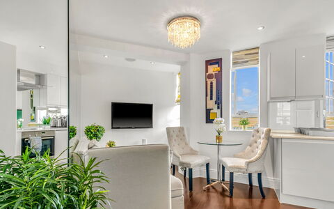 Chelsea Apartment: Arbusto, Jardín, Barrio Residencial, Planta De La Comunidad, El Terreno Del Lote, Cobertura Del Suelo, Paisajismo, Patio Interior, Yarda