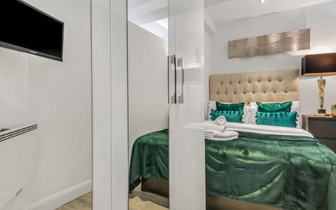 Chelsea Apartment: Arbusto, Jardín, Barrio Residencial, Planta De La Comunidad, El Terreno Del Lote, Cobertura Del Suelo, Paisajismo, Patio Interior, Yarda
