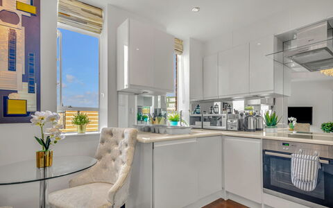Chelsea Apartment: Arbusto, Jardín, Barrio Residencial, Planta De La Comunidad, El Terreno Del Lote, Cobertura Del Suelo, Paisajismo, Patio Interior, Yarda