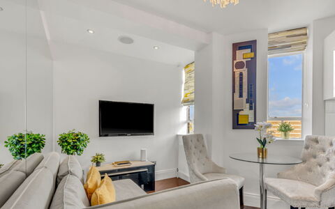 Chelsea Apartment: Arbusto, Jardín, Barrio Residencial, Planta De La Comunidad, El Terreno Del Lote, Cobertura Del Suelo, Paisajismo, Patio Interior, Yarda