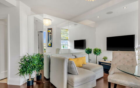 Chelsea Apartment: Arbusto, Jardín, Barrio Residencial, Planta De La Comunidad, El Terreno Del Lote, Cobertura Del Suelo, Paisajismo, Patio Interior, Yarda