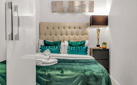 Chelsea Apartment: Arbusto, Jardín, Barrio Residencial, Planta De La Comunidad, El Terreno Del Lote, Cobertura Del Suelo, Paisajismo, Patio Interior, Yarda
