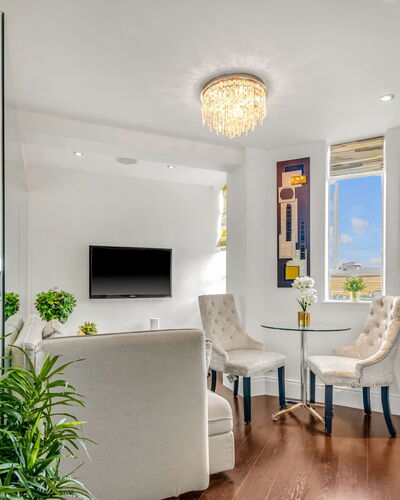 Chelsea Apartment: Arbusto, Jardín, Barrio Residencial, Planta De La Comunidad, El Terreno Del Lote, Cobertura Del Suelo, Paisajismo, Patio Interior, Yarda