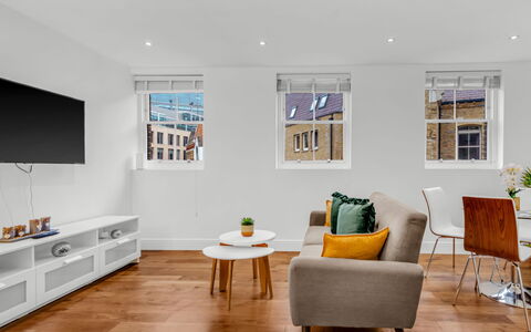 Spitafields Apartment: Arbusto, Jardín, Barrio Residencial, Planta De La Comunidad, El Terreno Del Lote, Cobertura Del Suelo, Paisajismo, Patio Interior, Yarda