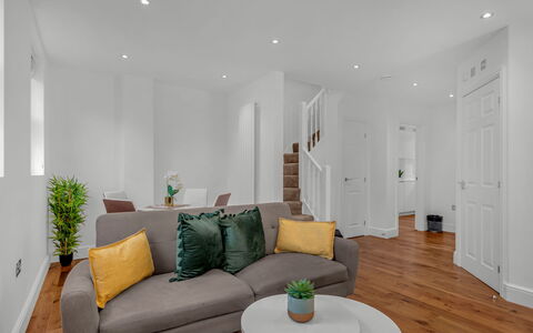 Spitafields Apartment: Arbusto, Jardín, Barrio Residencial, Planta De La Comunidad, El Terreno Del Lote, Cobertura Del Suelo, Paisajismo, Patio Interior, Yarda