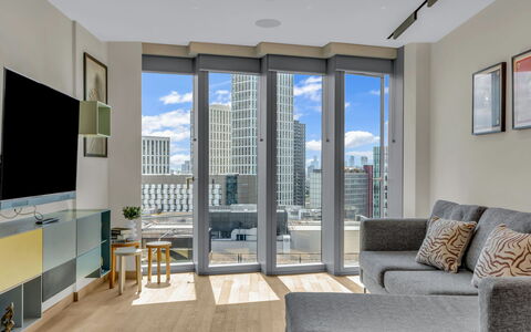 Stratford Loft: Arbusto, Jardín, Barrio Residencial, Planta De La Comunidad, El Terreno Del Lote, Cobertura Del Suelo, Paisajismo, Patio Interior, Yarda