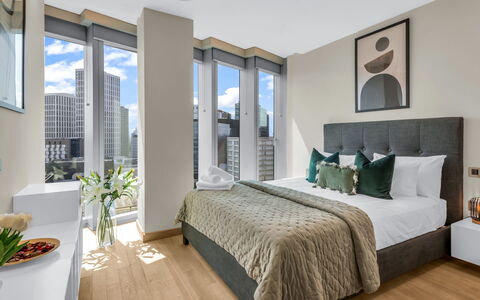 Stratford Loft: Arbusto, Jardín, Barrio Residencial, Planta De La Comunidad, El Terreno Del Lote, Cobertura Del Suelo, Paisajismo, Patio Interior, Yarda