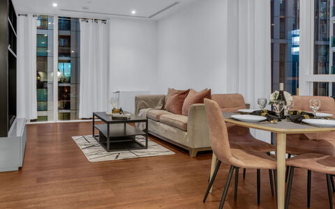 Canary Wharf 310: Arbusto, Jardín, Barrio Residencial, Planta De La Comunidad, El Terreno Del Lote, Cobertura Del Suelo, Paisajismo, Patio Interior, Yarda