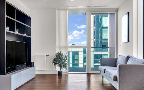Canary Wharf 310: Arbusto, Jardín, Barrio Residencial, Planta De La Comunidad, El Terreno Del Lote, Cobertura Del Suelo, Paisajismo, Patio Interior, Yarda