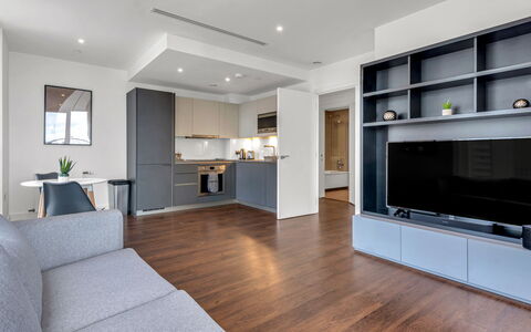 Canary Wharf 310: Arbusto, Jardín, Barrio Residencial, Planta De La Comunidad, El Terreno Del Lote, Cobertura Del Suelo, Paisajismo, Patio Interior, Yarda