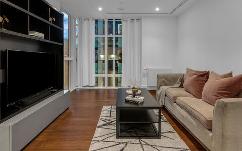 Canary Wharf 310: Arbusto, Jardín, Barrio Residencial, Planta De La Comunidad, El Terreno Del Lote, Cobertura Del Suelo, Paisajismo, Patio Interior, Yarda