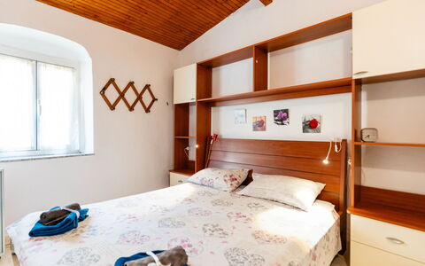 Lily: Mueble, Cama, Diseño De Interiores, Habitación, Pared, Madera, Sábana, Lecho, Habitación, Piso