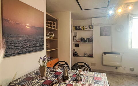 Lily: Arbusto, Jardín, Barrio Residencial, Planta De La Comunidad, El Terreno Del Lote, Cobertura Del Suelo, Paisajismo, Patio Interior, Yarda