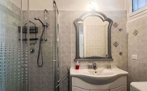Lily: Arbusto, Jardín, Barrio Residencial, Planta De La Comunidad, El Terreno Del Lote, Cobertura Del Suelo, Paisajismo, Patio Interior, Yarda