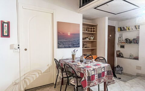 Lily: Arbusto, Jardín, Barrio Residencial, Planta De La Comunidad, El Terreno Del Lote, Cobertura Del Suelo, Paisajismo, Patio Interior, Yarda