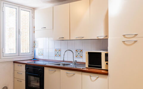 Lily: Aparato De Cocina, Cocina, Electrodoméstico, Mostrador, Madera, Gabinetes, Piso, Fregadero, Diseño De Interiores, Habitación