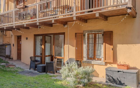 Stefani: Pared, Madera, Fachada, Puerta, Barrio Residencial, Casa, Casa, Balcón, Sombra, Manchas De Madera
