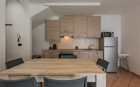 Stefani: Mueble, Diseño De Interiores, Piso, Madera, Suelo, Techo, Habitación, Cocina, Cocina Y Comedor Mesa, Mostrador
