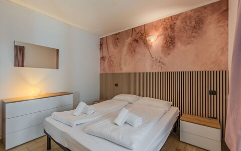 Stefani: Diseño De Interiores, Habitación, Madera, Suelo, Sábana, Cama, Piso, Lecho, Techo, Encendiendo