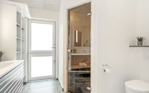 Merita - 600M from the Sea: Piso, Suelo, Pared, Arreglo De Tubería, Madera, Diseño De Interiores, Baño, Mueble De Baño, Lavabo, Techo