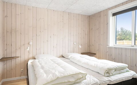 Merita - 600M from the Sea: Pared, Madera, Techo, Habitación, Suelo, Piso, Diseño De Interiores, Cama, Sábana, Lecho