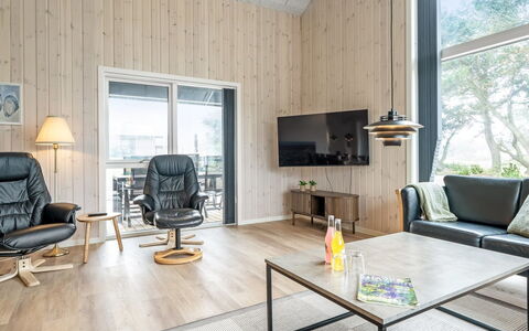 Merita - 600M from the Sea: Madera, Piso, Diseño De Interiores, Techo, Suelo, Suelos De Madera, Mueble, Sala, Casa, Madera Dura