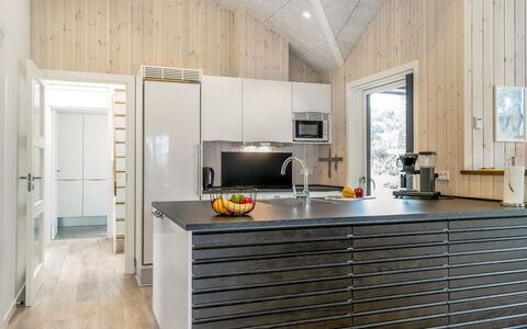Merita - 600M from the Sea: Madera, Cocina, Techo, Piso, Diseño De Interiores, Aparato De Cocina, Mostrador, Electrodoméstico, Casa, Electrodoméstico