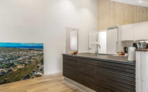 Merita - 600M from the Sea: Piso, Madera, Diseño De Interiores, Techo, Suelo, Suelos De Madera, Mueble, Habitación, Suelo Laminado, Cocina