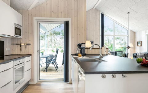 Merita - 600M from the Sea: Madera, Cocina, Mostrador, Techo, Arreglo De Tubería, Suelos De Madera, Madera Dura, Aparato De Cocina, Silla, Tablón