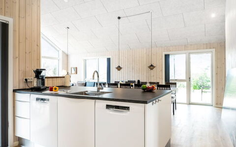 Merita - 600M from the Sea: Cocina, Madera, Mostrador, Aparato De Cocina, Diseño De Interiores, Techo, Mueble, Electrodoméstico, Lámpara, Cocina Y Comedor Mesa