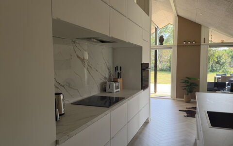 Tameran - from the Sea: Piso, Diseño De Interiores, Madera, Suelo, Mostrador, Mueble, Cocina, Gabinetes, Techo, Suelos De Madera