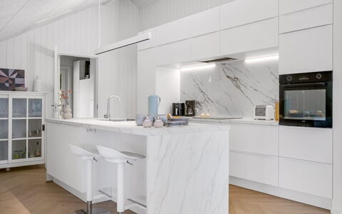 Tameran - from the Sea: Cocina, Piso, Diseño De Interiores, Mostrador, Madera, Mueble, Aparato De Cocina, Suelo, Gabinetes, Techo