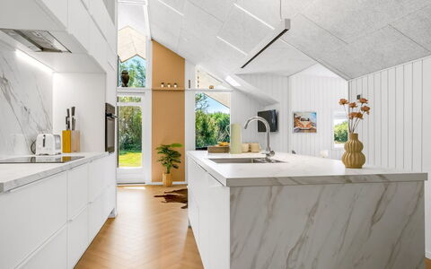Tameran - from the Sea: Cocina, Madera, Piso, Mostrador, Diseño De Interiores, Suelo, Mueble, Techo, Aparato De Cocina, Suelos De Madera
