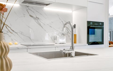 Tameran - from the Sea: Cocina, Mostrador, Diseño De Interiores, Aparato De Cocina, Piso, Suelo, Mueble, Gabinetes, Grifo, Lámpara