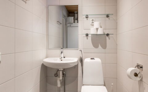 Golfarinkunnas 6B: Pared, Diseño De Interiores, Piso, Suelo, Arreglo De Tubería, Baño, Habitación, Baño, Lavabo Del Baño, Habitación