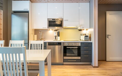 Golfarinkunnas 9A: Mueble, Diseño De Interiores, Cocina, Piso, Electrodoméstico, Madera, Aparato De Cocina, Techo, Suelo, Mostrador