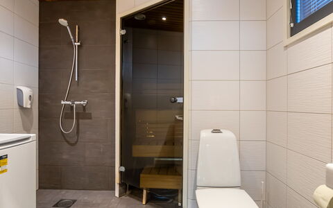 Golfarinkunnas 9A: Piso, Suelo, Asiento Del Baño, Diseño De Interiores, Baño, Baño, Arreglo De Tubería, Pared, Madera, Lavabo