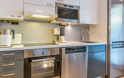 Golfarinkunnas 9B: Aparato De Cocina, Cocina, Mostrador, Gabinetes, Electrodoméstico, Electrodoméstico, Mueble, Piso, Diseño De Interiores, Estufa De Cocina