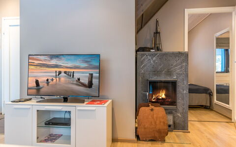 Golfarinkunnas 9B: Televisión, Piso, Diseño De Interiores, Set De Televisión, Suelo, Electrodoméstico, Mueble, Sala