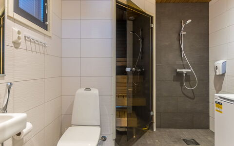 Golfarinkunnas 9B: Asiento Del Baño, Piso, Baño, Baño, Arreglo De Tubería, Suelo, Pared, Diseño De Interiores, Madera, Lavabo Del Baño
